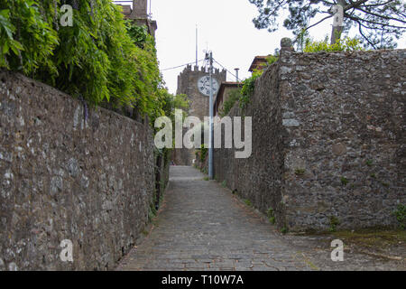 Italien, Montecatini Alto - 25. April 2017: Die Ansicht der Turm von Carmine oder Clock Tower, XII Jahrhundert, in Montecatini Alto am 25. April 2017 in der Toskana. Stockfoto