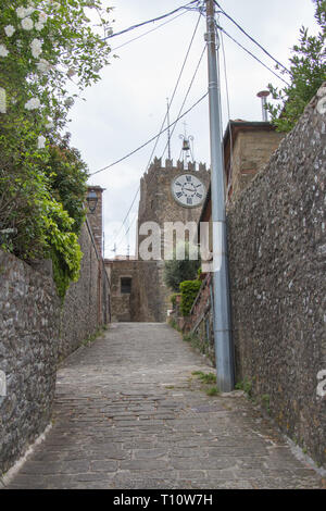 Italien, Montecatini Alto - 25. April 2017: Die Ansicht der Turm von Carmine oder Clock Tower, XII Jahrhundert, in Montecatini Alto am 25. April 2017 in der Toskana. Stockfoto