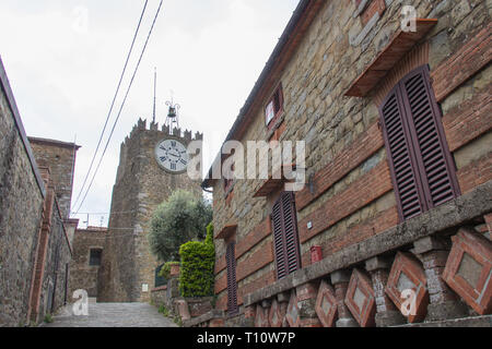 Italien, Montecatini Alto - 25. April 2017: Die Ansicht der Turm von Carmine oder Clock Tower, XII Jahrhundert, in Montecatini Alto am 25. April 2017 in der Toskana. Stockfoto