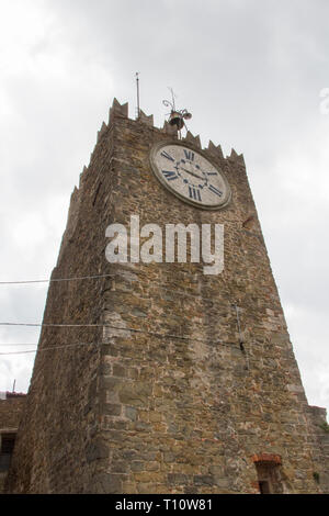 Italien, Montecatini Alto - 25. April 2017: Die Ansicht der Turm von Carmine oder Clock Tower, XII Jahrhundert, in Montecatini Alto am 25. April 2017 in der Toskana. Stockfoto