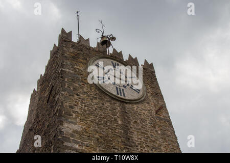 Italien, Montecatini Alto - 25. April 2017: Die Ansicht der oberen Fragment von Carmine Der Tower oder die auf dem Clock Tower, XII Jahrhundert, in Montecatini Alto am 25. April 2017 Stockfoto