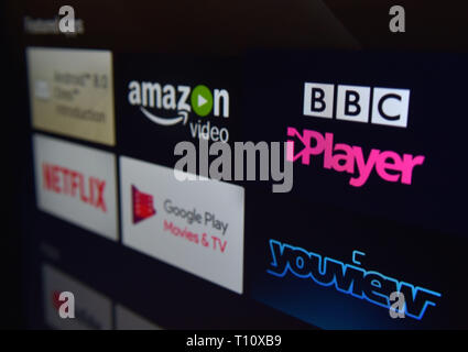 Foto des Programms Anzeigen von Anwendungen, einschließlich, Amazon Video, BBC iPlayer, Netflix, Google Spielen und youview, auf einer Smart Fernseher zur Verfügung. Stockfoto