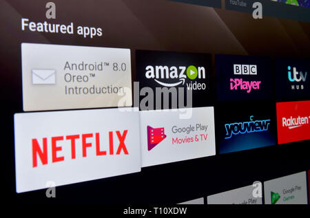 Foto von TV Programm Anzeigen von Anwendungen, einschließlich, Amazon Video, BBC iPlayer, Netflix, Google Spielen und youview, auf einer Smart Fernseher zur Verfügung. Stockfoto