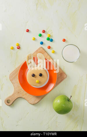 Lustige Häschen Pfannkuchen mit Früchten zu Ostern Frühstück Kinder Stockfoto