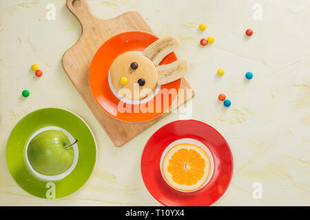 Lustige Häschen Pfannkuchen mit Früchten zu Ostern Frühstück Kinder Stockfoto