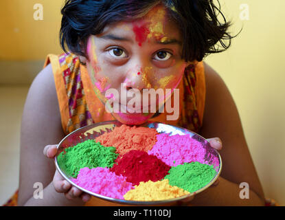 Indisches Mädchen genießen Holi, Festival der Farben. Stockfoto