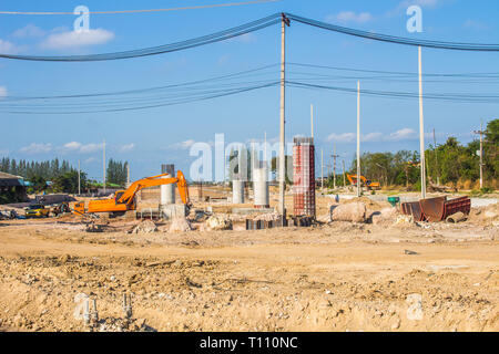 Bagger graben Boden Brücken über die Kreuzung zu errichten. In der Nähe der Gemeinschaft Stockfoto