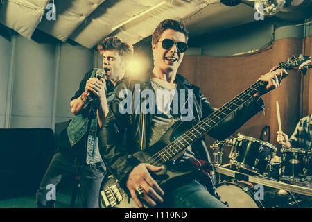 Selektiver Fokus der Gitarrist in Sonnenbrille spielen E-Gitarre in der Nähe von Rock Band Stockfoto