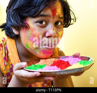 Indisches Mädchen genießen Holi, Festival der Farben. Stockfoto