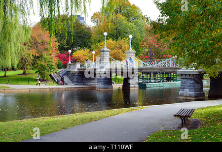 Lagune Brücke und Farben des Herbstes in Boston Public Garden Stockfoto