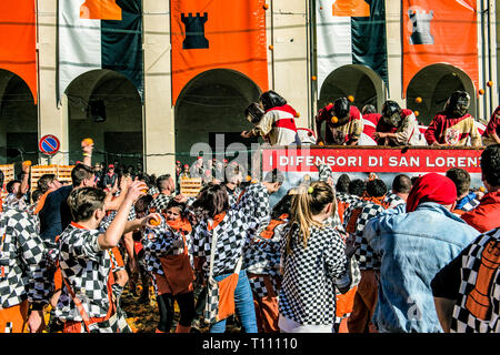 Highlights der Schlacht der Orange, in Ivrea bei Turin, Italien, wo die orange Werfer auf dem Boden Angriff der orange Werfer, die sich auf der Karre defende, mit Anschlägen von Orange Stockfoto