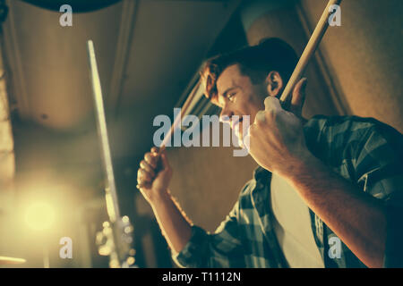 Drum Sticks in die Hände auf fröhlicher junger Schlagzeuger Stockfoto