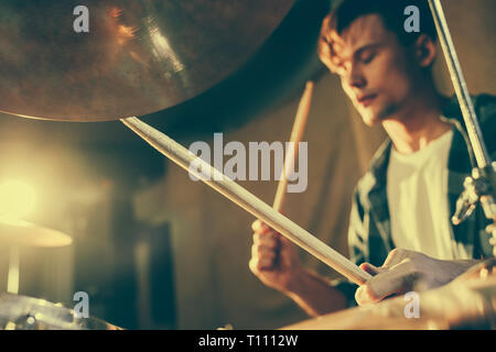 Selektiver Fokus der Drum Sticks in den Händen der jungen Schlagzeuger Stockfoto