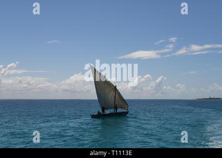 Kleines Fischerboot in der Nähe der Insel Rolas, Quirimbas Archipel, Mosambik, Ostafrika Stockfoto