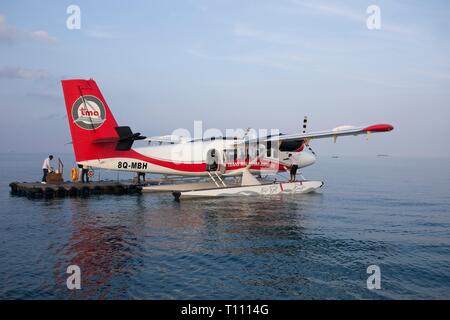 Trans Maldivian Airways (TMA) De Havilland DHC -6-300 Twin Otter mit dem Wasserflugzeug, Indischer Ozean, Malediven Stockfoto