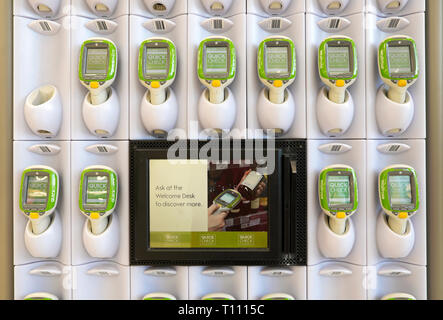 Hand Quick check Scanner für Kunden Preise zu scannen während des Einkaufs im Supermarkt Waitrose London UK Großbritannien KATHY DEWITT Stockfoto