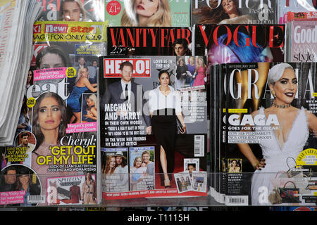 Prinz Harry und Meghan Markle schwanger auf der Abdeckung der Hallo-Magazin mit Zeitschriften auf ein zeitschriftenladen Regal Februar 2019 in London UK KATHY DEWITT Stockfoto