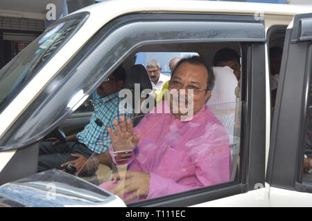 Kolkata, Indien. 17. März, 2019. Arup Roy, Minister für die Zusammenarbeit der Govt. von Westbengalen Wellen seine Hand nach Einweihung des Tages-Lo Stockfoto