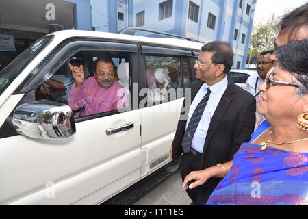 Kolkata, Indien. 17. März, 2019. Arup Roy, Minister für die Zusammenarbeit der Govt. von Westbengalen (im Auto) Gespräche mit Sportmedizin physici Stockfoto