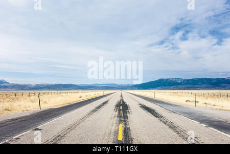 Die Interstate 90 von Prairie und die Rockies an einem warmen Sommermorgen in Montana, USA flankiert. Stockfoto