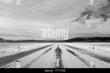 Die Interstate 90 von Prairie und die Rockies an einem warmen Sommermorgen in Montana, USA flankiert. Stockfoto