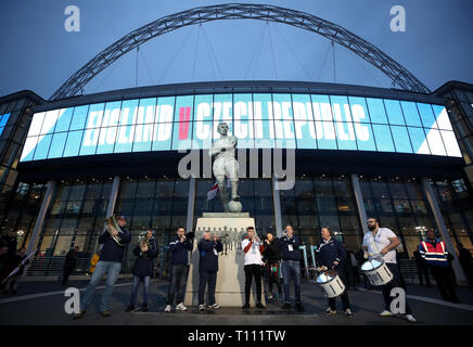 Einer Band spielen vor der Bobby Moore Statue außerhalb Wembley Stadion, London. Stockfoto