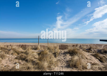 Blick über den Sand in Richtung Lake Michigan. Evanston, Illinois. Stockfoto