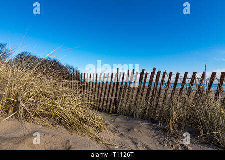 Blick über den Sand in Richtung Lake Michigan. Evanston, Illinois. Stockfoto