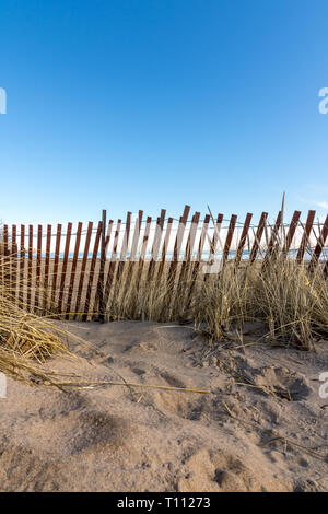 Blick über den Sand in Richtung Lake Michigan. Evanston, Illinois. Stockfoto