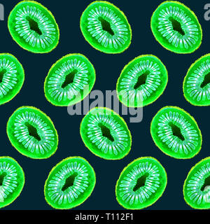 Kiwis schneiden halben Scheiben, Grün neon Farbpalette, nahtlose Muster, handbemalte watercolor Illustration, dunkelblauen Hintergrund Stockfoto