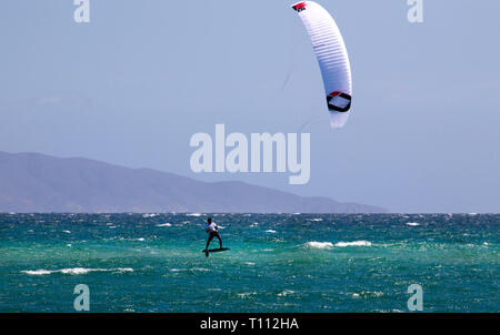 In La Ventanna, Baja, Mexiko, Kitesurfen, Segeln oder kitesailing ist ein beliebter Sport unter amerikanischen Besucher. Stockfoto