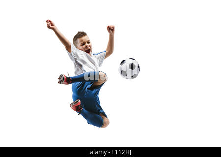 Junge kickt den Ball. Foto auf weißem Hintergrund. Fußball-Spieler in Bewegung im Studio. Fit springen Junge in Action, Jump, Bewegung im Spiel. Stockfoto