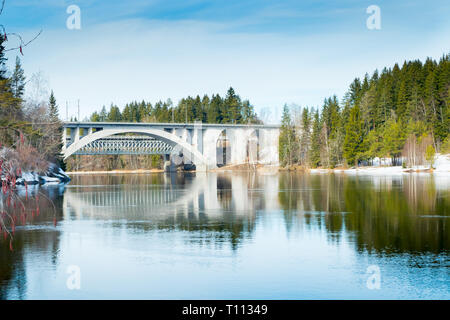 Frühling Landschaft der Brücke und Kymijoki Fluss Gewässer in Finnland, Kymenlaakso, Kouvola, Koria Stockfoto