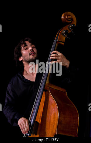 PERUGIA, ITALIEN - 12. JULI 2010 - Trio Reinhardt, Manetti & Eche-Puig (David Reinhardt - Gitarre, Richard Manetti - Gitarre, Joan Eche-Puig - bass) auf der Bühne Stockfoto