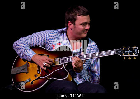 PERUGIA, ITALIEN - 12. JULI 2010 - Trio Reinhardt, Manetti & Eche-Puig (David Reinhardt - Gitarre, Richard Manetti - Gitarre, Joan Eche-Puig - bass) auf der Bühne Stockfoto