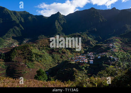 Dörfer und Hügel im Tal in der Nähe von Sao Vicente Madeira, Portugal, Europa Stockfoto