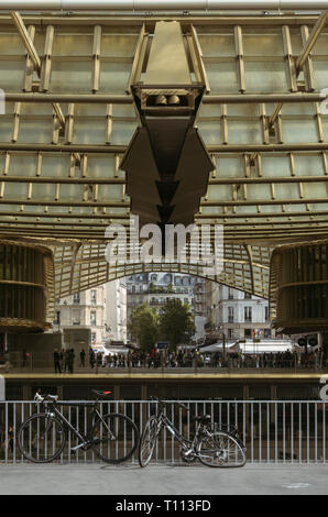 La Canopee des Halles ist eine massive Struktur zu Span entwickelt, die Open-Air-Einkaufszentrum Räume in Les Halles, Paris, Frankreich Stockfoto