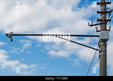 Überwachungskameras vor blauem Himmel Stockfoto