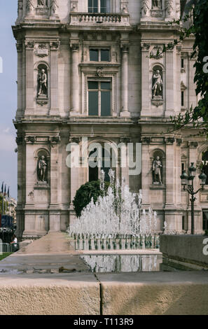 Herbst Sonne leuchtet die historischen Gebäude von L'Hotel de Ville in der Mitte von Paris, Frankreich Stockfoto