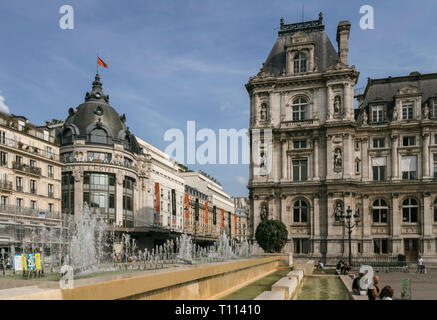 Herbst Sonne leuchtet die historischen Gebäude von L'Hotel de Ville in der Mitte von Paris, Frankreich Stockfoto