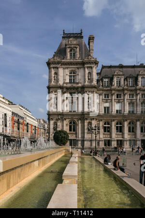 Herbst Sonne leuchtet die historischen Gebäude von L'Hotel de Ville in der Mitte von Paris, Frankreich Stockfoto