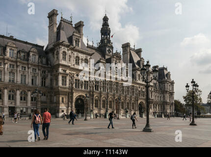 Herbst Sonne leuchtet die historischen Gebäude von L'Hotel de Ville in der Mitte von Paris, Frankreich Stockfoto