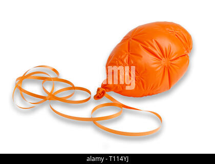 Ein Bild von einem deflationiert orange Ballon und Band auf einem weißen Hintergrund mit einem Schlagschatten Stockfoto
