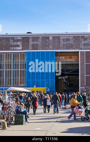 IJ Hallen monatlichen Markt an der NDSM-Werft in Amsterdam Noord, Niederlande, ist der größte Flohmarkt in Europa. Stockfoto