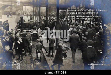 Deutsche Revolution, 1918 - 1919, Generalstreik, 3.3. - 16.3.1919, die Kinder warten auf die Frage von Essen, Postkarte, März 1919, Berlin, Krise, Krisen, Lebensmittel, Lebensmittel, Hunger, Hunger, Problem, Probleme, Feld Küche, Masse, Massen, Massen von Menschen, Straße, Straßen, März, Revolution, Revolutionen, Freistaat Preußen, Deutschland, Deutsches Reich, Weimarer Republik, 20. Jahrhundert, 1910 s, Generalstreik, Generalstreiks, Kinder, Kind, Kinder, Kind, Ansichtskarte, Ansichtskarten, historische, historische, Additional-Rights - Clearance-Info - Not-Available Stockfoto