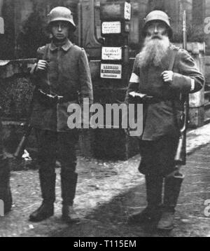 Deutsche Revolution von 1918-1919, 1918 - 1919, Berlin März Kämpfe, 3.3. - 16.3.1919, Großvater und Enkel als Freiwillige mit der Regierung Kräfte, Generationen, Generation, Jugend, Alter, Militär, Soldaten, Soldat, Militär, Armee, Streitkräfte, Freikorps, Waffen, Waffen, Waffen, arm, Berlin, Unruhen, Störungen, Störungen, kämpfen, kämpfen, kämpfen, kämpfen, März, Revolution, Revolutionen, Freistaat Preußen, Deutschland, Deutsches Reich, Weimarer Republik, 20. Jahrhundert, 1910 s, Großvater, Enkel, Großeltern, Enkel, Ehrenamtliche, Freiwillige, Additional-Rights - Clearance-Info - Not-Available Stockfoto