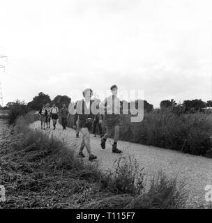 Junge Wanderer wandern in North Somerset in England Großbritannien 1950 Stockfoto