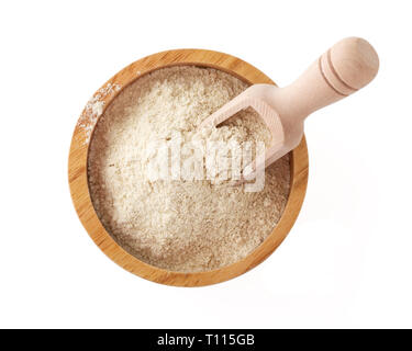 Quinoa Mehl in Houten mit Schaufel auf weißem Hintergrund, Ansicht von oben Stockfoto