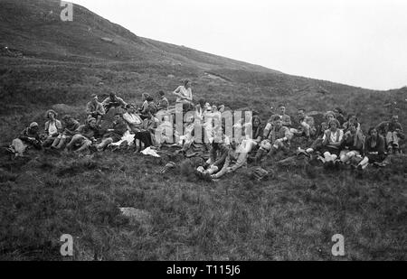 Wanderer Wanderer wandern auf den Kindern Scout Hills in Derbyshire 1932 während des Massenprotests für das Recht auf Streifzug. Stockfoto