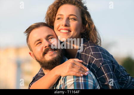 Mann, piggyback Ride, Freundin, Spaß Stockfoto